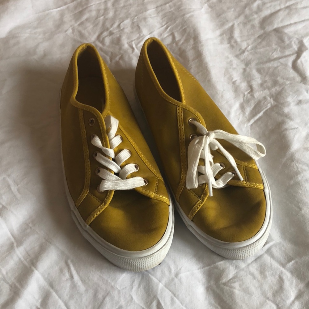 Tennis shoes